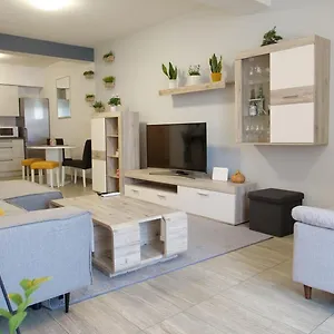 Apartament Spacious With Free Private Parking, Pula
